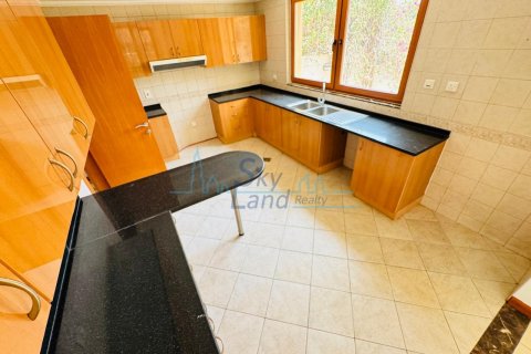 Villa te huur in Jumeirah, Dubai, VAE 4 slaapkamers, 371.6 vr.m., nr 650557 - foto 4