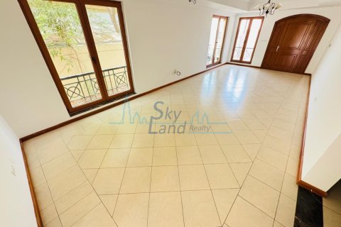 Villa te huur in Jumeirah, Dubai, VAE 4 slaapkamers, 371.6 vr.m., nr 650557 - foto 6