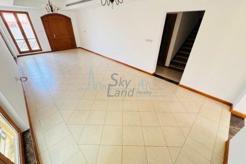 Villa te huur in Jumeirah, Dubai, VAE 4 slaapkamers, 371.6 vr.m., nr 650557 - foto 26
