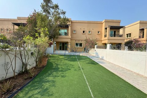 Villa te huur in Jumeirah, Dubai, VAE 4 slaapkamers, 371.6 vr.m., nr 650557 - foto 1