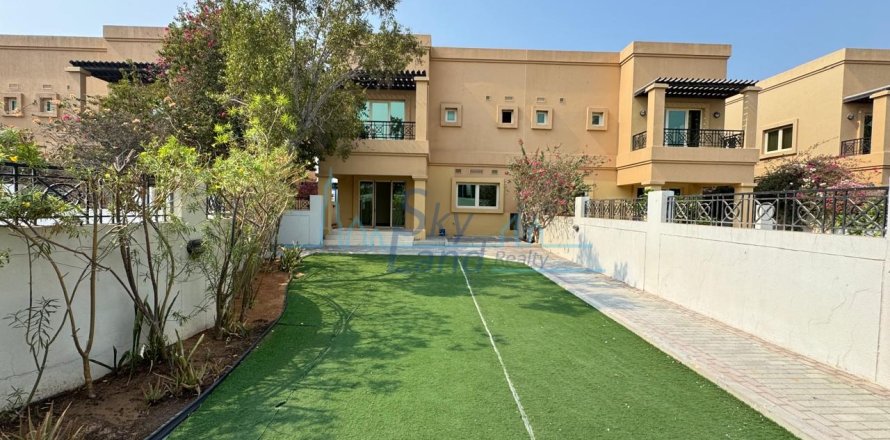 Villa in Jumeirah, Dubai, VAE 4 slaapkamers, 371.6 vr.m. nr 650557