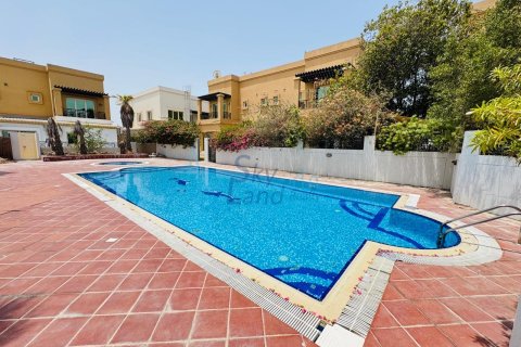 Villa te huur in Jumeirah, Dubai, VAE 4 slaapkamers, 371.6 vr.m., nr 650557 - foto 3