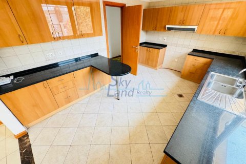 Villa te huur in Jumeirah, Dubai, VAE 4 slaapkamers, 371.6 vr.m., nr 650557 - foto 9
