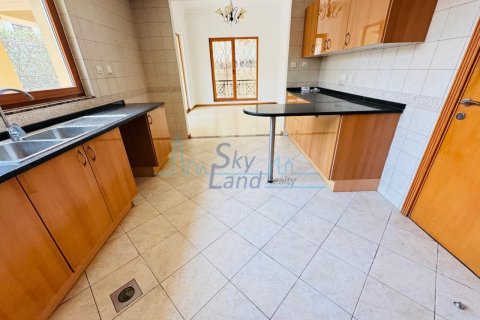 Villa te huur in Jumeirah, Dubai, VAE 4 slaapkamers, 371.6 vr.m., nr 650557 - foto 11