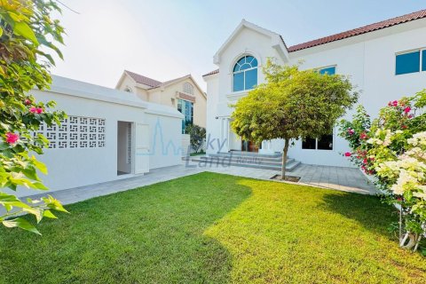 Βίλα σε Jumeirah, Dubai, ΗΑΕ 4 υπνοδωμάτια, 325.2 τ.μ. Αρ. 650556 - φωτογραφία 1