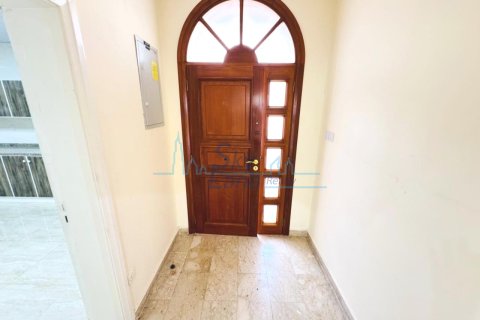 Зняти в оренду віллу в Umm Suqeim, Дубай, ОАЕ 4 спальні, 325.2м2, № 650555 - фото 9