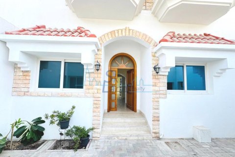 Зняти в оренду віллу в Umm Suqeim, Дубай, ОАЕ 4 спальні, 325.2м2, № 650555 - фото 1