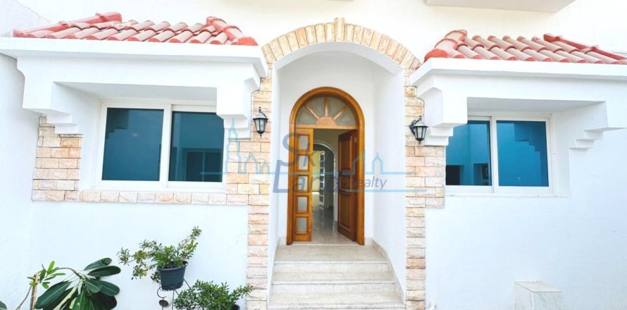 Вілла в Umm Suqeim, Дубай, ОАЕ 4 спальні, 325.2м2 № 650555