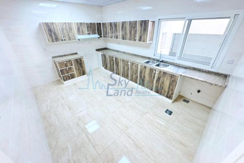 Зняти в оренду віллу в Umm Suqeim, Дубай, ОАЕ 4 спальні, 325.2м2, № 650555 - фото 7