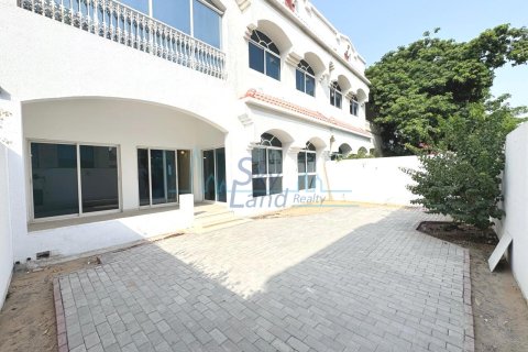 Зняти в оренду віллу в Umm Suqeim, Дубай, ОАЕ 4 спальні, 325.2м2, № 650555 - фото 16