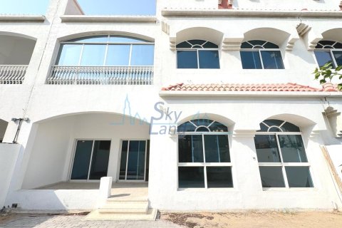 Зняти в оренду віллу в Umm Suqeim, Дубай, ОАЕ 4 спальні, 325.2м2, № 650555 - фото 13