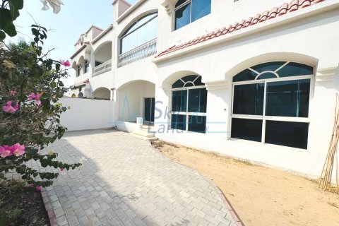 Зняти в оренду віллу в Umm Suqeim, Дубай, ОАЕ 4 спальні, 325.2м2, № 650555 - фото 15