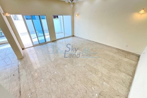 Зняти в оренду віллу в Umm Suqeim, Дубай, ОАЕ 4 спальні, 325.2м2, № 650555 - фото 4