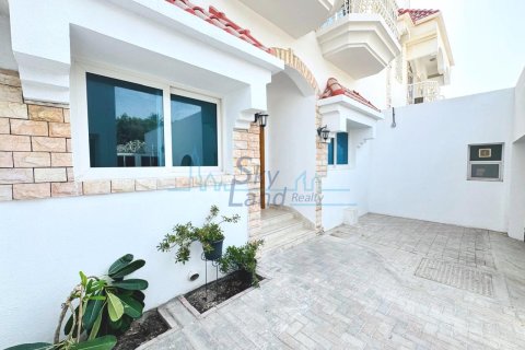 Зняти в оренду віллу в Umm Suqeim, Дубай, ОАЕ 4 спальні, 325.2м2, № 650555 - фото 12