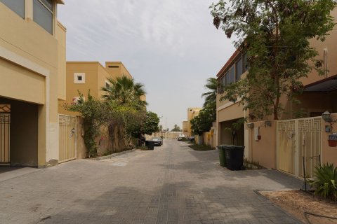 Propiedad comercial en venta en Al Raha Gardens, Abu Dhabi, EAU 291 m2 № 514511 - foto 1