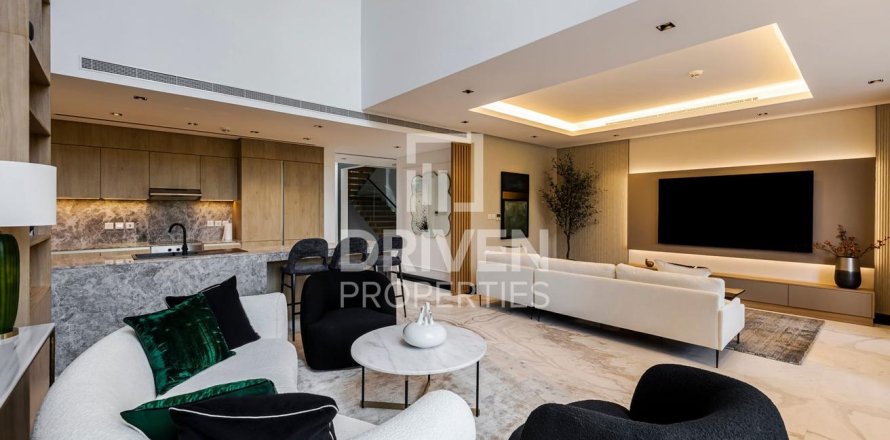Villa in Jumeirah, Dubai, UAE 3 bedrooms, 276.57 sq.m. № 758985
