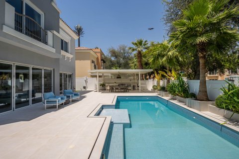 Vila u Dubai Sports City, UAE 5 spavaćih soba, 613.53 m2 Br. 748733 - fotografija 4