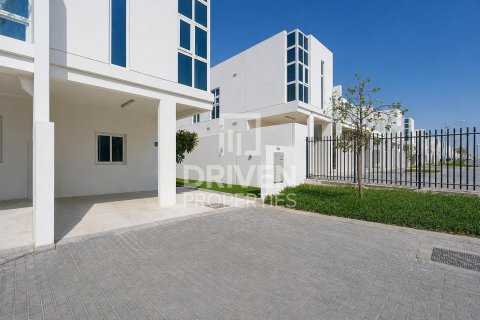 טאונהאוס להשכרה ב Dubai, איחוד האמירויות  3 חדרי שינה, 176.98 מ"ר, מספר 754266 - תמונה 2