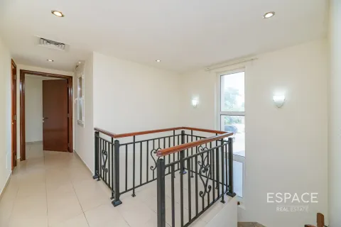 Kaupunkipientalo Arabian Ranches, Dubai, Arabiemiraatit 3 makuuhuonetta, 273 m2 № 650014 - kuva 5