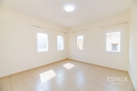 Kaupunkipientalo Arabian Ranches, Dubai, Arabiemiraatit 3 makuuhuonetta, 273 m2 № 650014 - kuva 10