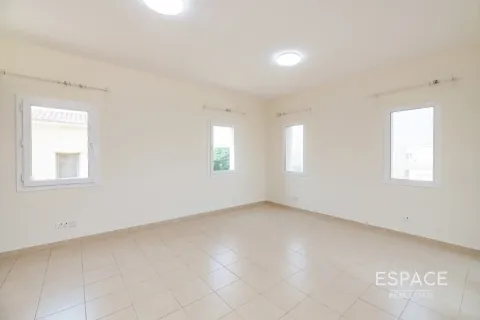 Kaupunkipientalo Arabian Ranches, Dubai, Arabiemiraatit 3 makuuhuonetta, 273 m2 № 650014 - kuva 6