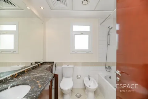 Kaupunkipientalo Arabian Ranches, Dubai, Arabiemiraatit 3 makuuhuonetta, 273 m2 № 650014 - kuva 9