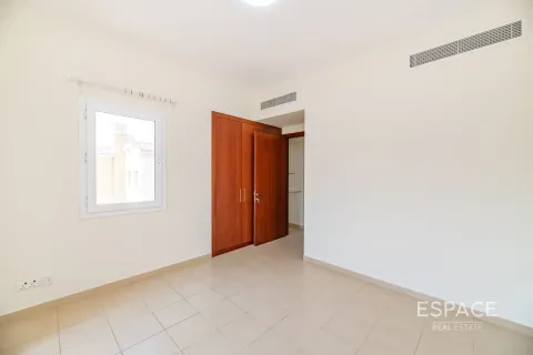 Kaupunkipientalo Arabian Ranches, Dubai, Arabiemiraatit 3 makuuhuonetta, 273 m2 № 650014 - kuva 11