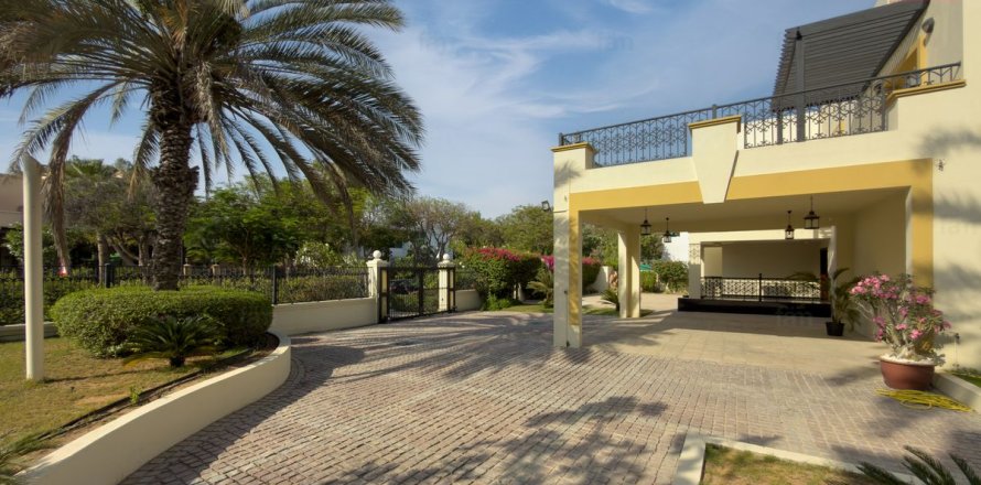 Villa in Dubai, VAE 5 slaapkamers, 1488 vr.m. nr 711636