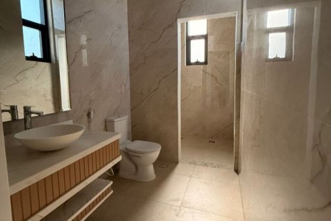 Villa te huur in Nadd Al Sheba, Dubai, VAE 5 slaapkamers, 930 vr.m., nr 715186 - foto 3
