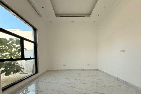 Villa te huur in Nadd Al Sheba, Dubai, VAE 5 slaapkamers, 930 vr.m., nr 715186 - foto 2