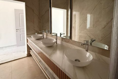 Villa te huur in Nadd Al Sheba, Dubai, VAE 5 slaapkamers, 930 vr.m., nr 715186 - foto 4