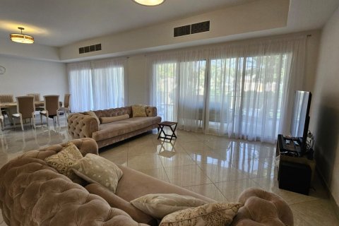 Townhouse in Ras Al Khaimah, UAE 4 bedrooms, 376 sq.m. № 734551 - photo 5