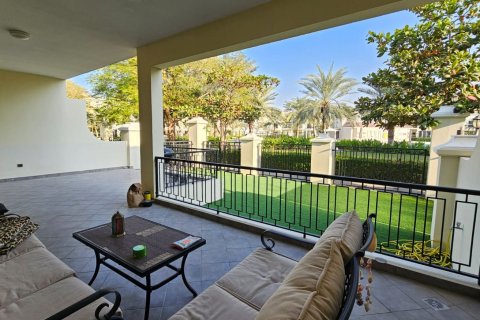Townhouse in Ras Al Khaimah, UAE 4 bedrooms, 376 sq.m. № 734551 - photo 3