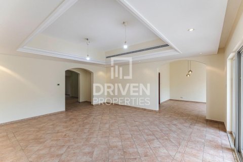 Üürile anda ridamaja asukohaga Motor City, Dubai, AÜE: 3 magamistoaga, 400.04 m² Nr 746861 - pilt 1