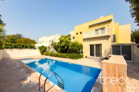 Vilë në Meadows, Dubai, Emiratet e Bashkuara Arabe 5 dhoma gjumi, 390.19 m2. № 753743 - Foto 1