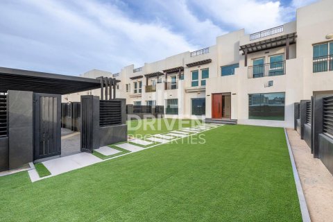 Вилла Al Quoz, Дубай, БАӘ-да 5 жатын бөлмелер, 505.49 м² № 762413