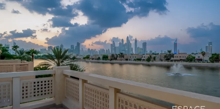 Villa in The Lakes, Dubai, UAE 4 bedrooms, 336 sq.m. № 661088