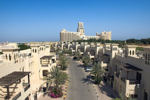 Villetta a schiera in vendita a Ras Al Khaimah, EAU 4 camere da letto, 251 mq. № 734907 - foto 4