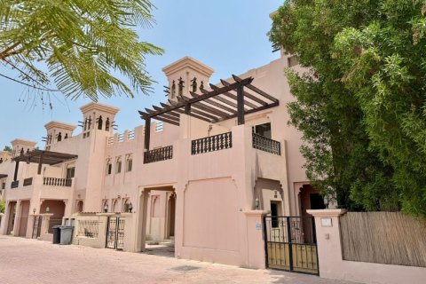 Villetta a schiera in vendita a Ras Al Khaimah, EAU 4 camere da letto, 251 mq. № 734907 - foto 1
