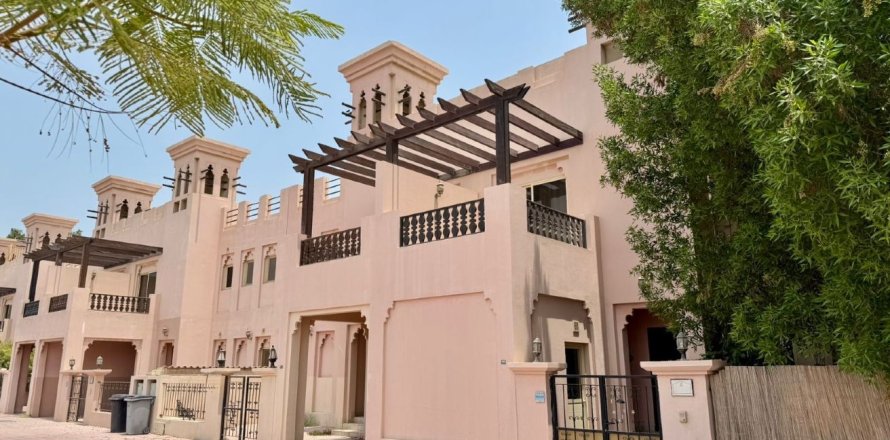 Villetta a schiera a Ras Al Khaimah, EAU 4 camere da letto, 251 mq. № 734907